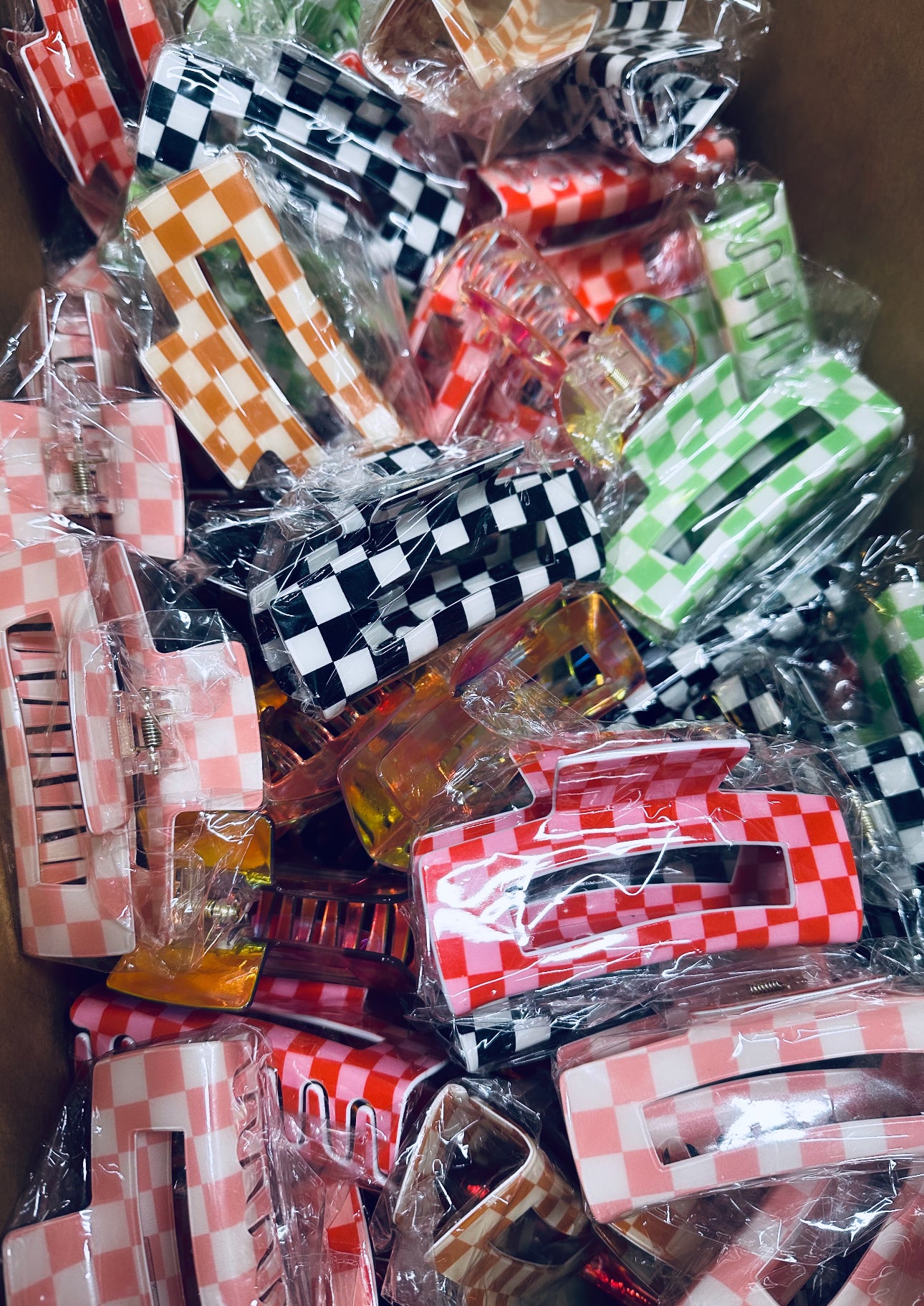 Sent randomly checkered claw clips *